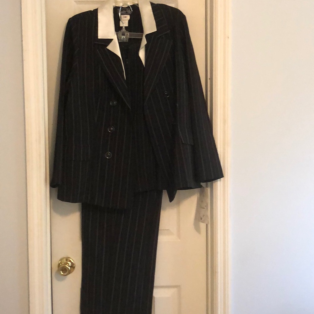 Women’s pants suite